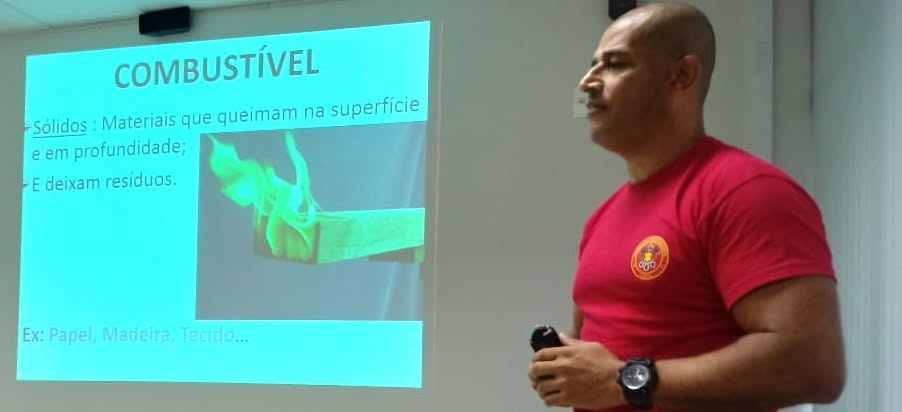 Instrutor explicando o elemento combustível do triângulo do fogo