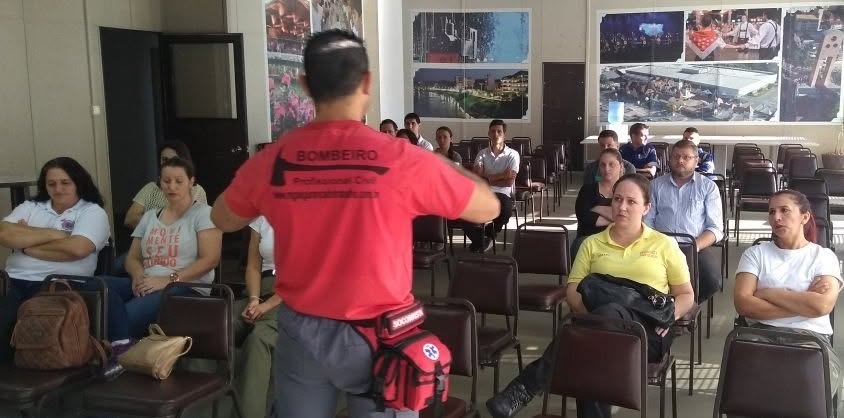 Instrutor ministrando palestra para colaboradores de uma empresa