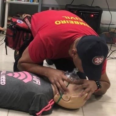 Instrutor realizando ventilação em manequim de RCP